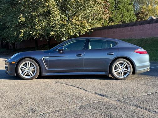 2011 Porsche Panamera 2