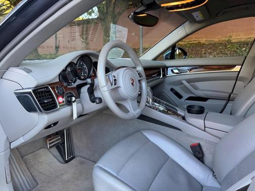 2011 Porsche Panamera 2