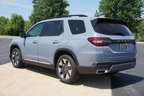 Sonic Gray Pearl 2026 Honda Pilot Touring 8-Passenger