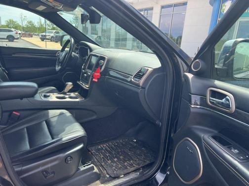 Diamond Black Crystal Pearlcoat 2017 Jeep Grand Cherokee Overland