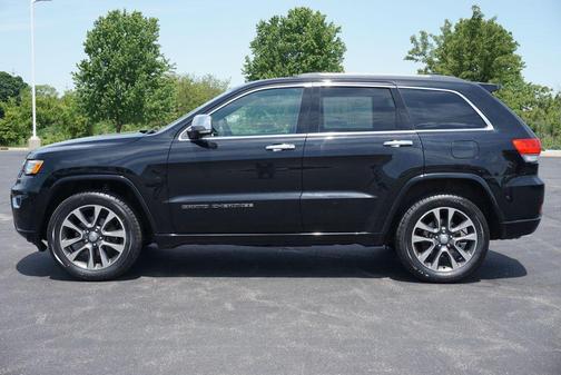 Diamond Black Crystal Pearlcoat 2017 Jeep Grand Cherokee Overland