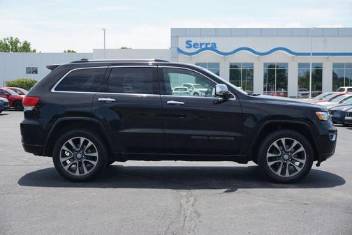 Diamond Black Crystal Pearlcoat 2017 Jeep Grand Cherokee Overland