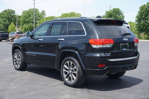 Diamond Black Crystal Pearlcoat 2017 Jeep Grand Cherokee Overland
