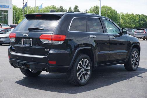 Diamond Black Crystal Pearlcoat 2017 Jeep Grand Cherokee Overland