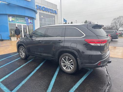 Midnight Black Metallic 2017 Toyota Highlander XLE