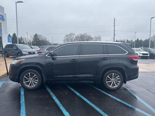 Midnight Black Metallic 2017 Toyota Highlander XLE
