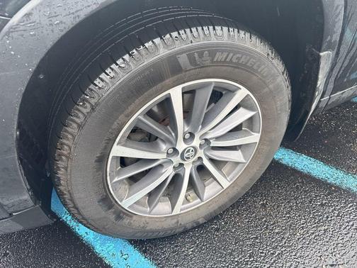 Midnight Black Metallic 2017 Toyota Highlander XLE