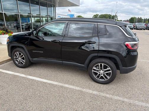 Diamond Black Crystal Pearlcoat 2017 Jeep Compass Latitude
