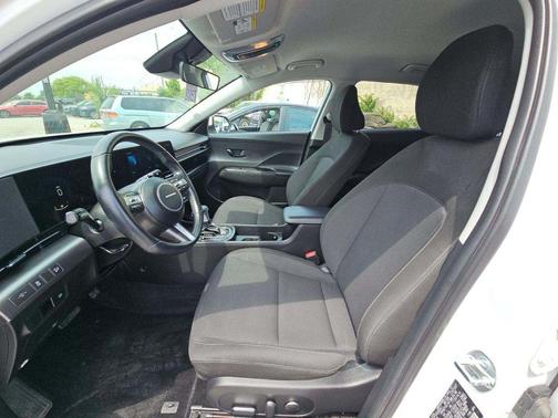 Atlas White 2025 Hyundai KONA SEL