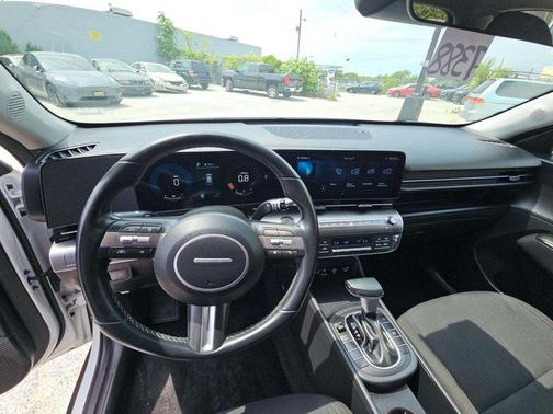 Atlas White 2025 Hyundai KONA SEL