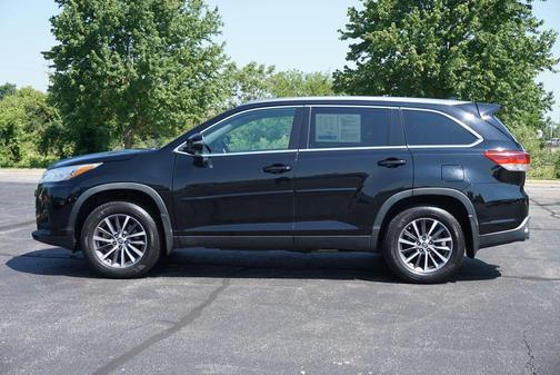 Midnight Black Metallic 2019 Toyota Highlander XLE