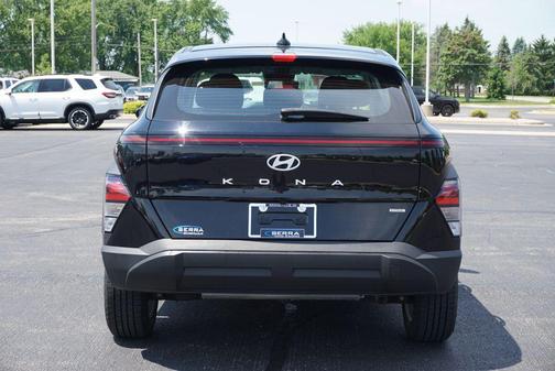 Abyss Black Pearl 2025 Hyundai KONA SE