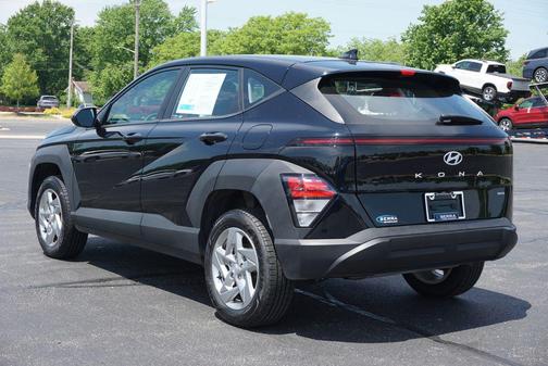 Abyss Black Pearl 2025 Hyundai KONA SE