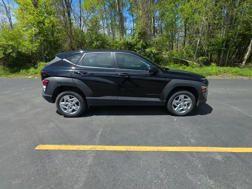 Abyss Black Pearl 2025 Hyundai KONA SE