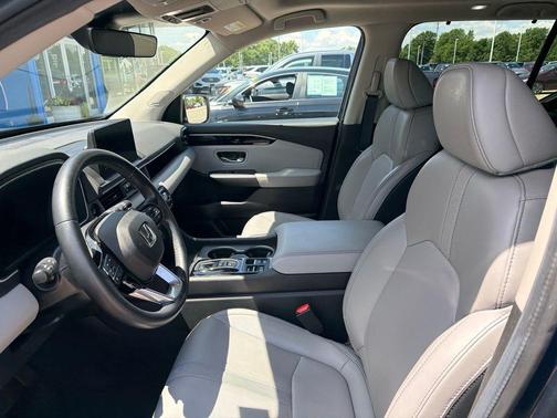 Obsidian Blue Pearl 2024 Honda Pilot Touring 8-Passenger