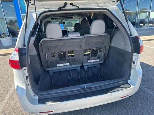 Blizzard Pearl 2017 Toyota Sienna XLE Premium