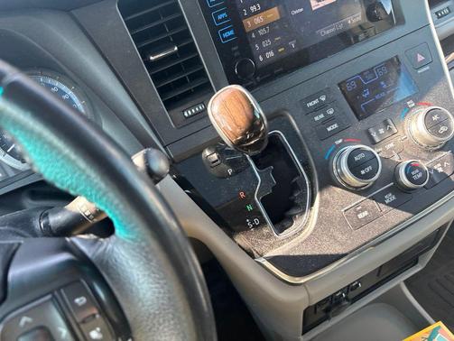 Blizzard Pearl 2017 Toyota Sienna XLE Premium