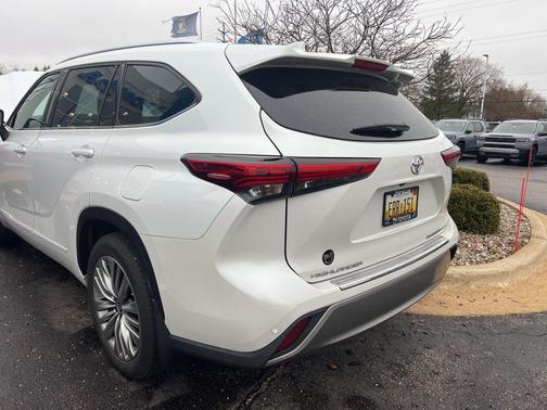 Wind Chill Pearl 2022 Toyota Highlander Platinum