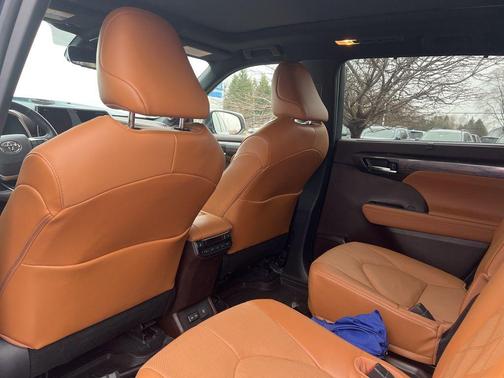 Wind Chill Pearl 2022 Toyota Highlander Platinum