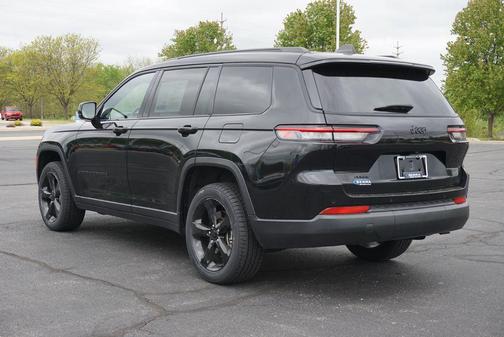 Diamond Black Crystal Pearlcoat 2023 Jeep Grand Cherokee L Altitude