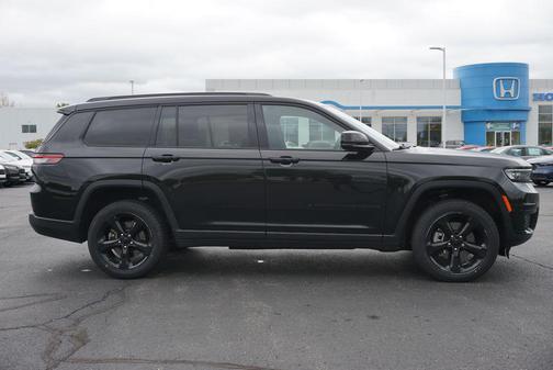 Diamond Black Crystal Pearlcoat 2023 Jeep Grand Cherokee L Altitude