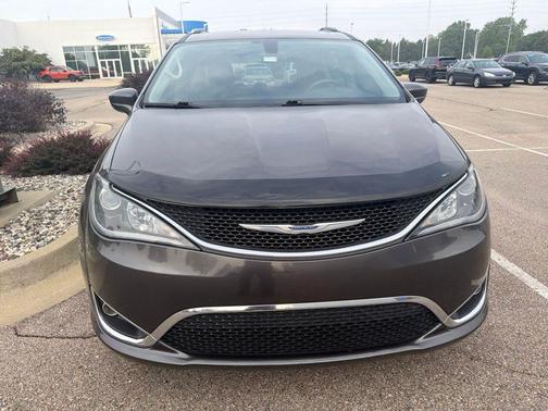 Granite Crystal Metallic Clearcoat 2018 Chrysler Pacifica Touring-L Plus