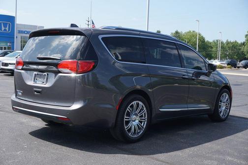Granite Crystal Metallic Clearcoat 2018 Chrysler Pacifica Touring-L Plus
