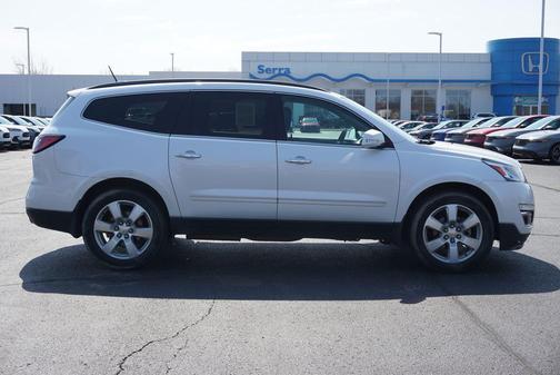 Iridescent Pearl Tricoat 2016 Chevrolet Traverse LTZ