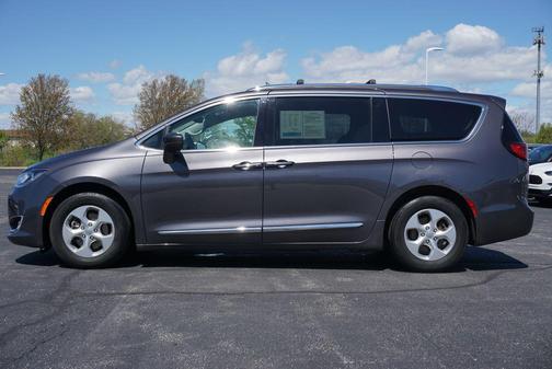 Granite Crystal Metallic Clearcoat 2017 Chrysler Pacifica Touring-L