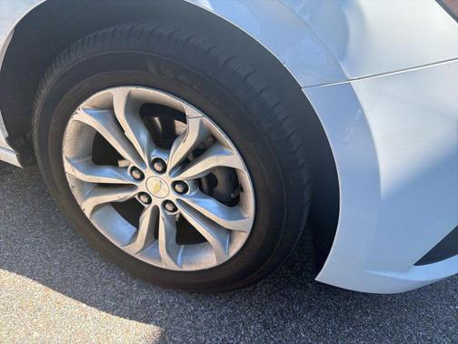 Summit White 2019 Chevrolet Cruze LT