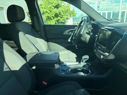 Sterling Gray Metallic 2023 Chevrolet Traverse LT Cloth