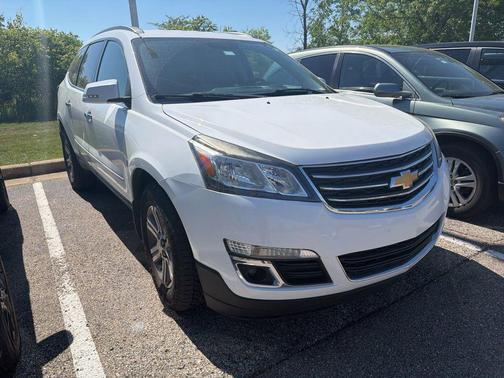 Summit White 2017 Chevrolet Traverse 2LT