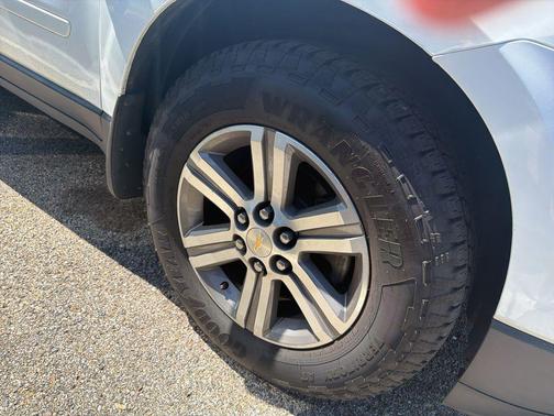 Summit White 2017 Chevrolet Traverse 2LT
