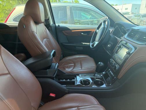 Summit White 2017 Chevrolet Traverse 2LT