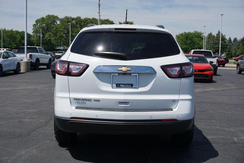 Summit White 2017 Chevrolet Traverse 2LT