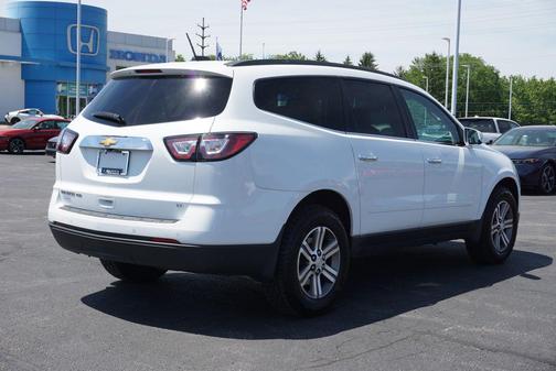 Summit White 2017 Chevrolet Traverse 2LT
