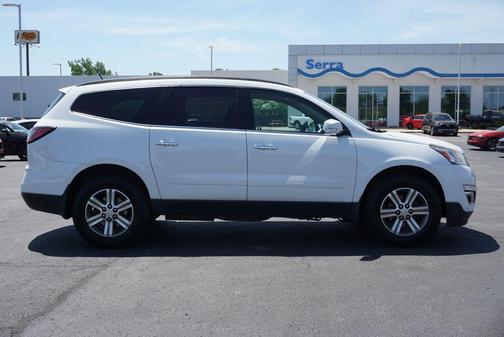 Summit White 2017 Chevrolet Traverse 2LT
