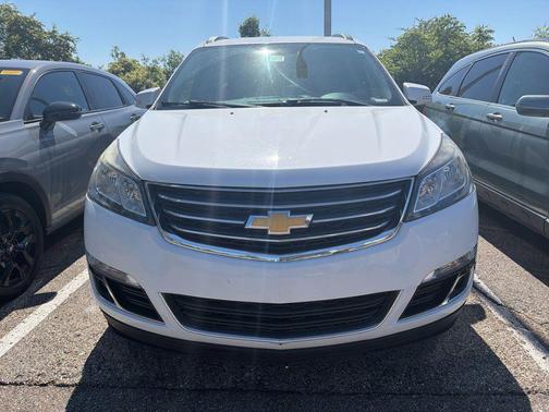 Summit White 2017 Chevrolet Traverse 2LT