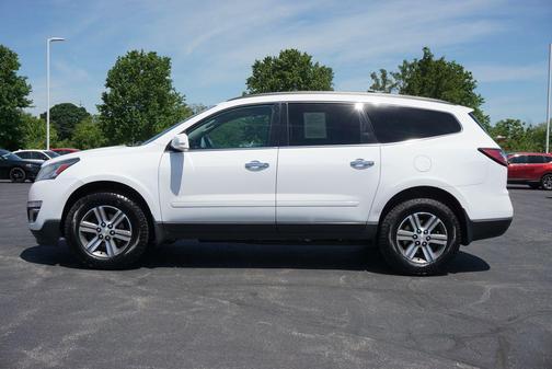 Summit White 2017 Chevrolet Traverse 2LT