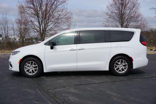 Bright White Clearcoat 2025 Chrysler Pacifica L