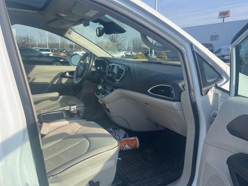 Bright White Clearcoat 2018 Chrysler Pacifica Limited