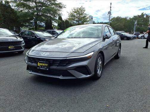 2025 Hyundai ELANTRA SE