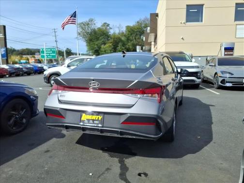 2025 Hyundai ELANTRA SE