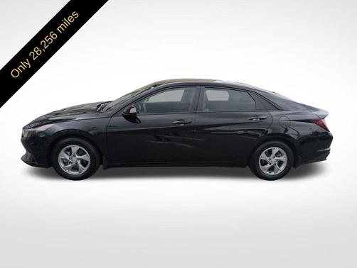 Onyx Black 2023 Hyundai ELANTRA SE
