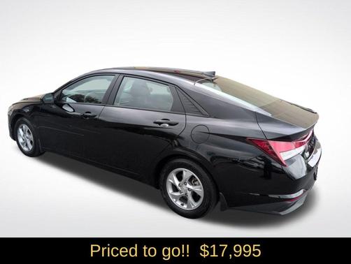Onyx Black 2023 Hyundai ELANTRA SE