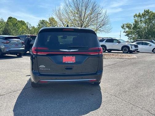 Brilliant Black Crystal Pearlcoat 2023 Chrysler Pacifica Touring-L