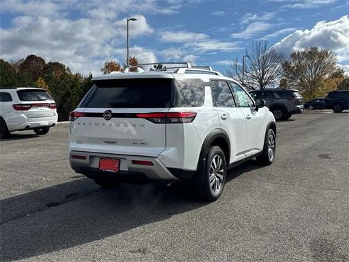 2025 Nissan Pathfinder SL