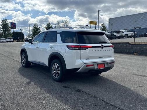 2025 Nissan Pathfinder SL