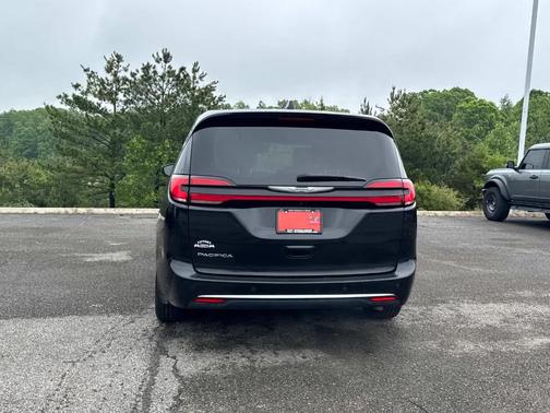 Brilliant Black Crystal Pearlcoat 2023 Chrysler Pacifica Touring-L