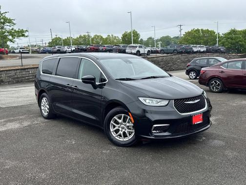 Brilliant Black Crystal Pearlcoat 2023 Chrysler Pacifica Touring-L